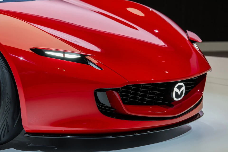Détail du capot sculpté et des phares de la Mazda Iconic SP