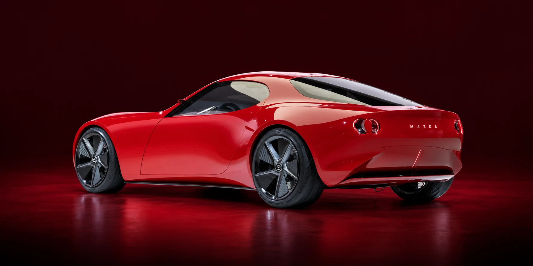 Mazda Iconic SP rouge, vue de trois quarts arrière