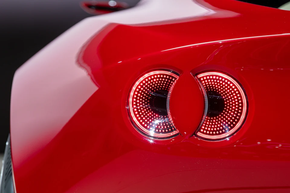 Feux arrière circulaires sur la carrosserie Viola Red